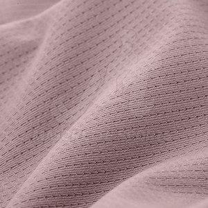 Ensemble de yoga pour femmes, design tendance et moderne, fabriqué avec un tissu respirant et un design élégant pour l'entraînement. - Product Image 5