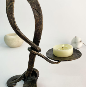 Porte-bougie rustique en métal forgé à la main, support de bougie abstrait en fer martelé pour la décoration du salon et de la table - Product Image 5
