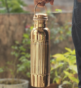 Bouteille d'eau en cuivre de finition antique de qualité supérieure avec design en relief Botte en cuivre pur d'Inde - Product Image 6