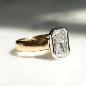 Anillo de Boda con Diamante de Laboratorio de Corte Radiante Engastado en Bisel en Oro Amarillo de 14K, Certificado IGI, Claridad VVS, Estilo Minimalista, en Oferta - Product Image 4