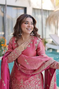 Estilo Kashmirí, Próximamente en Venta: Diseños de Salwar Kameez Pakistaníes con Bordado en Ambos Lados, Especiales para el Mes de Eid/Ramzan, Últimos Modelos para Venta en Línea - Product Image 2