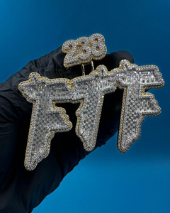 จี้เพชรโมอิสซาไนต์ VVS แบบกำหนดเองได้ พร้อมตัวอักษรชื่อสำหรับผู้ชาย จี้เงินแท้ 925 ประดับเพชรแบบ Iced Out จี้ตัวอักษรแบบกำหนดเองได้ - Product Image 1