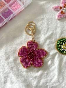 งานปักดอกชบา 3 มิติ ประดับด้วยลูกปัดแก้วทำมือ  จี้ห้อยตกแต่งงานแต่งงาน งานรับปริญญา กันน้ำ เป็นมิตรกับสิ่งแวดล้อม ทนทาน รับทำโลโก้ตามสั่ง - Product Image 3