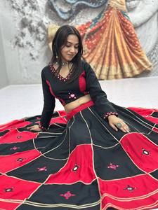Conjunto de Lehenga Choli Navratri para Mujer, de Algodón Puro Estampado y Repujado, con Falda Larga Ajustada y Adornos de Gotta Patti, Encaje Espejo y Borlas - Product Image 3