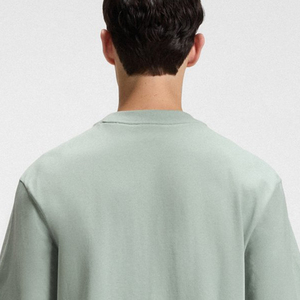 T-shirt basique uni pour homme avec logo personnalisé, en coton écologique, pour un look décontracté et tendance en été. - Product Image 5