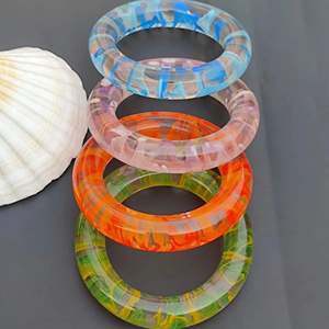 Brazaletes artificiales de resina con diseño de ángel para bodas - Product Image 1