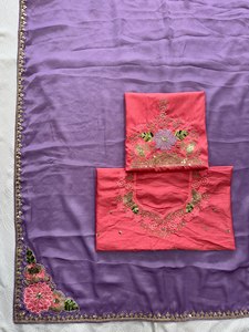 Sari en soie violette brodé avec bordure ajourée et chemisier rose, tenue de mariage indienne traditionnelle pour femmes - Product Image 4