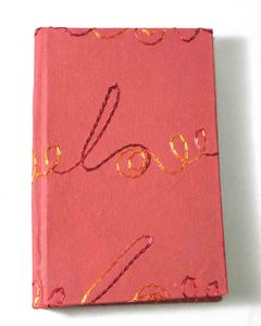 Carnet à couverture rigide avec feuille de couleur rouge et broderie en fil de soie assortie 'LOVE' - Product Image 1