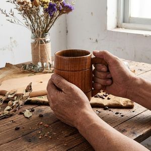 Chope à bière en bois artisanale, rustique, polie, style tonneau, pour boire comme les Vikings - Product Image 3