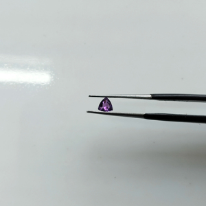 อเมทิสต์แอฟริกันธรรมชาติ 4 มม. ทรงทริลเลียนคัท สีม่วง คุณภาพดีที่สุด พลอยหลวม ปรับขนาดแล้ว สำหรับทำเครื่องประดับ ผลิตภัณฑ์จากเรดเมาน์เทน เจมส์ - Product Image 1