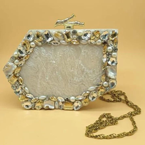 Bolso de mano ovalado de resina de lujo hecho a mano con patrón de sobre, letras de perlas, cadenas de cuentas y adornos de resina. - Product Image 6