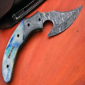 Cuchillo de caza de acero de Damasco con hoja de punta caída, borde dentado, mango azul y apertura con perilla para el pulgar - Product Image 2