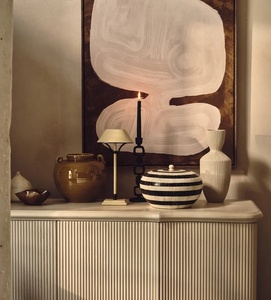 Lampe de table en métal Midnight Arc avec abat-jour conique large, artisanat en fer de qualité supérieure, éclairage d'ambiance chaleureux pour les espaces de vie de luxe - Product Image 3
