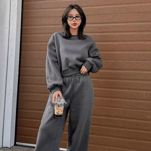 Ensemble de sport pour femme, veste zippée ajustée en coton et polyester, pantalon de jogging respirant et extensible, vêtements de fitness et de sport. - Product Image 3