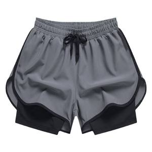 Shorts de sport gris pour homme, couleur unie, séchage rapide, en polyester, taille mi-haute, avec cordon de serrage, tissu tricoté 180g, design à rayures latérales - Product Image 1