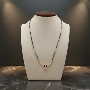 Collier mangalsutra élégant en perles noires avec design en barre dorée et pendentif en pierre ronde, bijou traditionnel pour femme à porter au quotidien. - Product Image 2