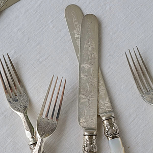 Ensemble de couverts vintage en acier inoxydable argenté, 2 pièces, avec manche en nacre, finition poli miroir, comprenant cuillère de service, fourchette et couteau, pour les réceptions et les dîners - Product Image 4