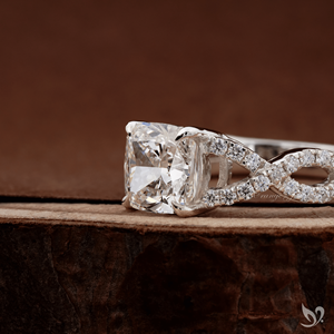 แหวนเพชรทรงคุชชั่น 2 กะรัต แบบฝังเพชรเรียงเป็นแถว วงแหวนบิดเกลียว ดีไซน์แยกส่วน รับรองโดย IGI ทองคำขาว 10K - Product Image 2