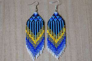 Pendientes de cuentas de vidrio para un estilo energético que ofrece una combinación de colores fresca y artesanía hecha a mano. - Product Image 6