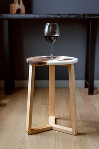 Table d'appoint en bois et résine personnalisée, design artistique en époxy effet rivière, pièce d'accentuation décorative faite à la main pour la maison, thème nature - Product Image 3