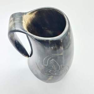 Auténtica Jarra Vikinga de Cuerno Pulido Hecha a Mano, Estilo Animal Navideño, Portátil con Base Acrílica para Hidromiel, Cerveza Ale y Otras Bebidas - Product Image 1