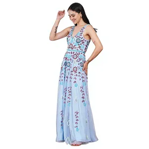 Robe de soirée bleu ciel luxueuse, entièrement brodée à la main |   Robe de bal sans manches à col en V brodée de fleurs |   Robe maxi évasée en tulle haut de gamme - Product Image 5