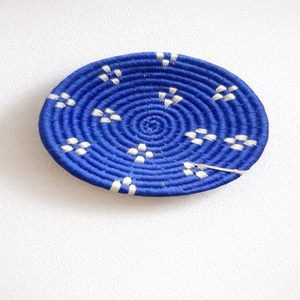 Élégante étagère murale circulaire tissée à la main en herbe de Sabai bleue, décoration artistique traditionnelle bohème géométrique abstraite pour salon - Product Image 1