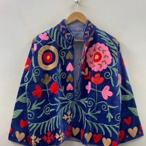 Chaqueta de terciopelo con bordado floral Suzani, abrigo estilo festival folclórico uzbeko con relleno de algodón para ropa exterior tipo bomber/duster a precio económico. - Product Image 1