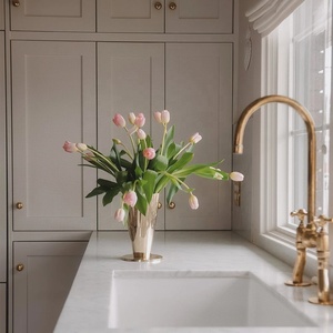 Vase à fleurs en métal cannelé avec finition dorée et silhouette haute pour une décoration élégante de centre de table. - Product Image 3