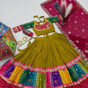 Lehenga Choli élégant en coton pur brodé de qualité supérieure pour Navratri avec dupatta en georgette, fabriqué par Royal Exports - Product Image 4