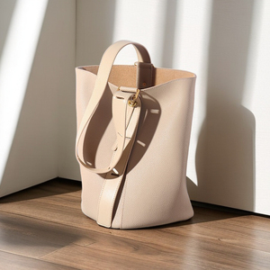 Bolso de cuero minimalista para mujer, color crema suave, estilo para todas las estaciones, bolso tipo cubo de cuero para mujer, para uso diario. - Product Image 2