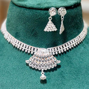 ชุดสร้อยคอและต่างหูรูปดอกไม้ชุบทอง 24K จาก MOLL JEWELLERS ผลิตจากโลหะผสมสังกะสี ประดับด้วยเพทาย เหมาะสำหรับงานแต่งงานของผู้หญิง พร้อมใบรับรองจากผู้เชี่ยวชาญ - Product Image 1