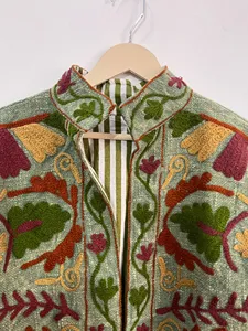 Chaqueta Étnica Bordada Suzani para Mujer, Chaqueta Corta Bohemia Hecha a Mano de Algodón Verde Oliva con Bordado Floral Multicolor - Product Image 4