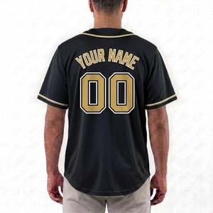Camiseta de Béisbol Negra Personalizada de Alta Calidad para Hombre, con Botones al Frente, Manga Corta, Malla Transpirable, Detalles Dorados, Nombre del Equipo y Número - Product Image 2