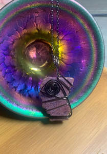 สร้อยคอหินสีชมพูทำมือ ประดับด้วยลวดสีโรสโกลด์ ดีไซน์เกลียววนแบบไม่ซ้ำใคร เครื่องประดับจี้ห้อยสไตล์โบโฮ งานศิลปะสำหรับงานแต่งงาน - Product Image 2