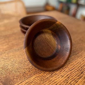 Tazón Redondo para Ensalada de Madera de Nogal Marrón Hecho a Mano - Diseño Moderno de Mediados de Siglo 30x30x6 cm, Vajilla Artesanal de Aqudus Saleem al por Mayor - Product Image 3