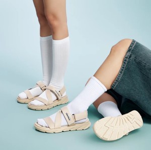 Sandales jaunes légères décontractées à bout ouvert avec brides croisées, fermeture auto-agrippante, séchage rapide, bride de talon amovible en nylon - Product Image 1