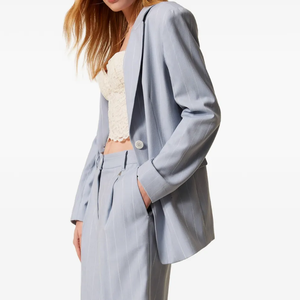 Blazer para Mujer al por Mayor, Fabricado en Fábrica, Azul Claro con Rayas Finas, Solapa con Muescas, Bolsillos con Solapa, Corte Entallado, Estilo Oficina - Product Image 3