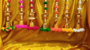 Guirlande artisanale écologique multicolore en tissu fileté avec pompons en coton, perles et clochettes dorées pour mur de mariage indien traditionnel - Product Image 3