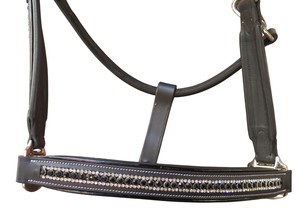 Harnais de luxe en cuir pour cheval avec frontal en cristal rembourré FAB International HL-103 – Confortable et durable pour l'équitation - Product Image 3
