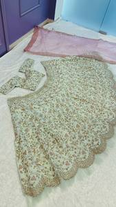 Lehenga Choli en Soie et Polyester de Créateur Exclusif pour Femme, Coupe Slim, Broderie Florale, Travaux de Broderie Lourds sur le Bas, Style Indien, Idéal pour Mariage et Fêtes - Product Image 4