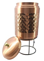 Récipient d'eau en cuivre de dernière conception verdâtre, distributeur d'eau de forme ronde en cuivre pur fait à la main pour la maison et les hôtels