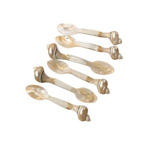 Cuillère artisanale vietnamienne en nacre avec manche en coquille de nautilus pour servir des desserts, la décoration de la maison et les collections de cadeaux - Product Image 1