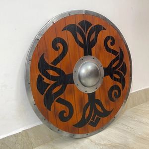 Décoration murale bouclier viking rond, bouclier de bataille médiéval en bois avec boss en métal - Product Image 1