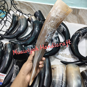 Corne à boire de luxe en corne de bœuf, sculptée et polie, durable, style Viking médiéval, avec taille personnalisée et gravures. - Product Image 2