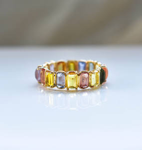 Bague éternelle en or 14 carats avec saphirs naturels multicolores taillés en émeraude, sélectionnés à la main par The Mosaic Muse - Product Image 1