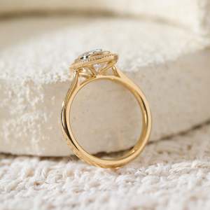 Anillo de Oro Sólido con Diamante Cultivado en Laboratorio de Corte Ovalado de 2 Quilates para Mujer, Anillo de Compromiso Solitario Vintage con Bisel Milgrain y Cesta Catedral - Product Image 3