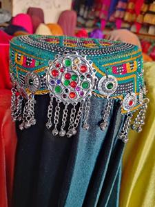 Pulsera de Monedas Tribales Afganas Bellamente Detallada con Múltiples Filas de Monedas Pequeñas Colgantes y Detalles de Cuentas Coloridas - Product Image 5