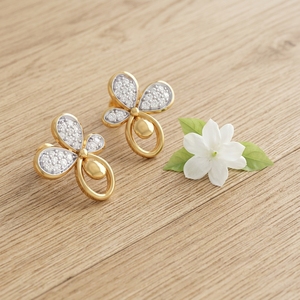 Boucles d'oreilles clous triangulaires tendance en or jaune 14 carats avec diamant de laboratoire taille ronde, design unique, pour mariages et cadeaux de fête - Product Image 6
