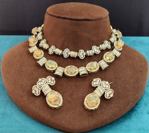 Conjunto de collar de doble capa inspirado en Sabya Sachi de calidad premium, ideal para atuendos étnicos y occidentales, para fiestas, con hermosos aretes. - Product Image 3